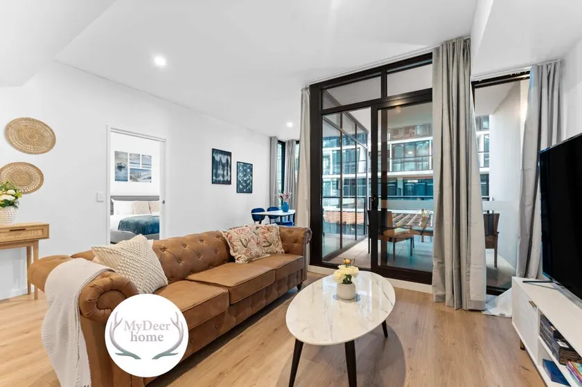Luxury CBD Escape - 1BR Apartment with Pool & Gym - Image 1