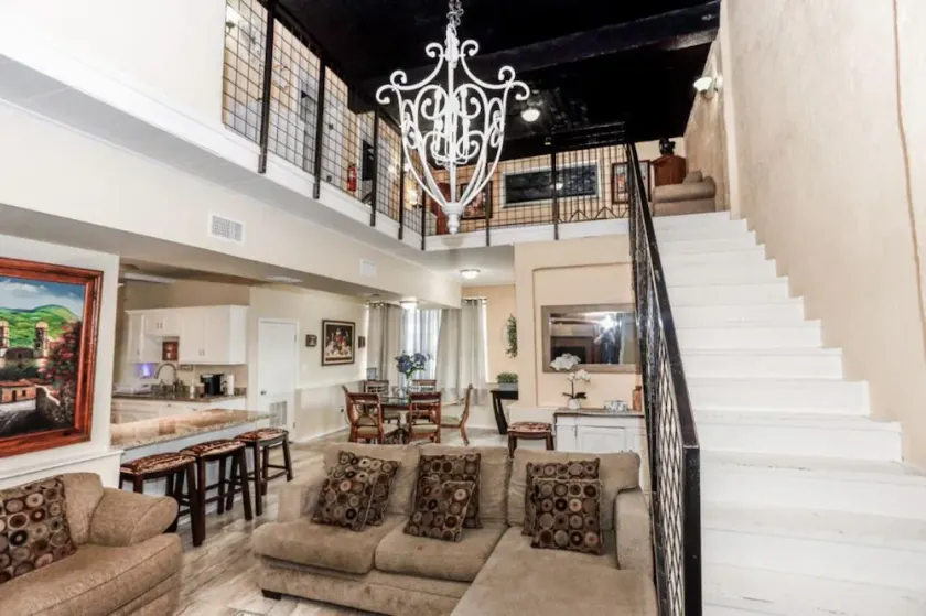 Cozy Home in mid valley, 3 minutes away from outlets. - Image 1