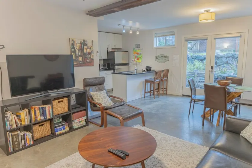 2bed-2bath Ballard Courtyard Apartment Walk to Old Ballard! Restaurants nearby! - Image 1