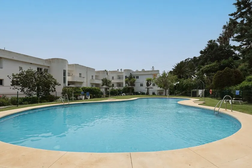 Apartamento \"Del Paraíso\" mit Bergblick, Gemeinschaftspool und privater Terrasse - Image 1