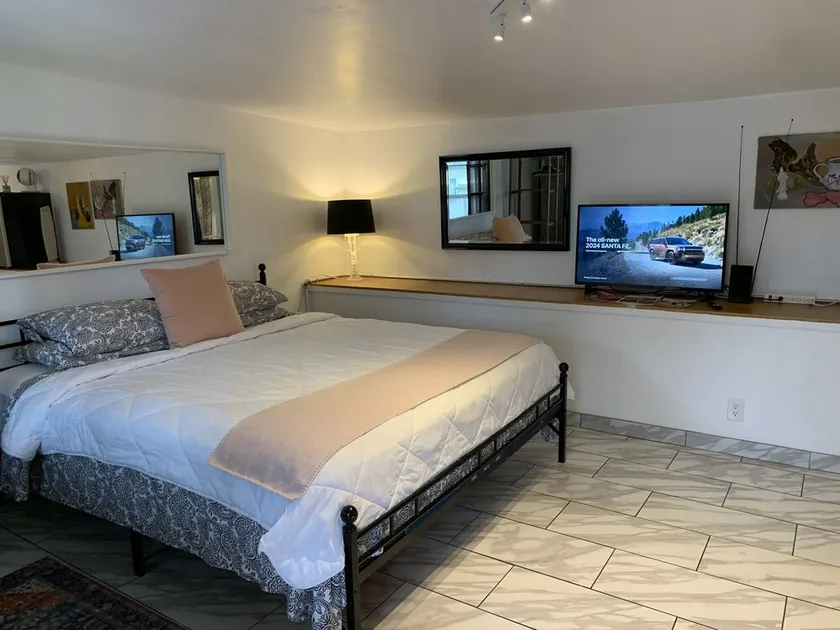 Shabby Chic Guest House LA Hills 2 - Image 1