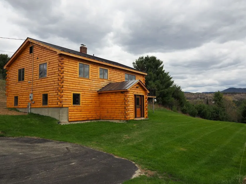 5-bedroom cabin on large private lot in East Burke near KINGDOM TRAILS - Image 1