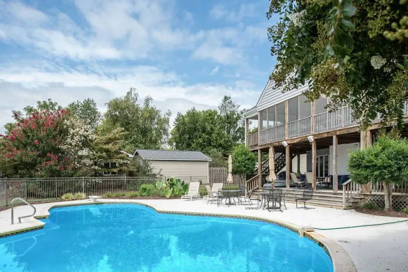 Waterfront home with swimming pool and tennis court. - Image 1