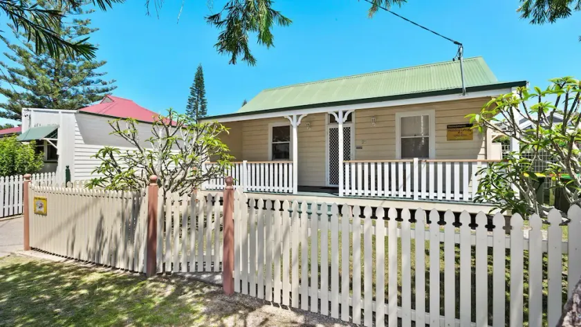 PJ's Cottage - walk to the beach - Image 1