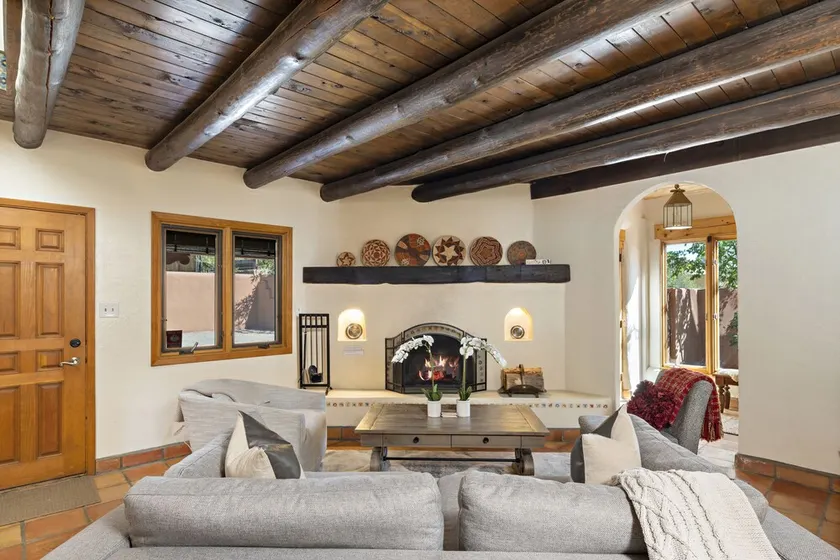 Large Classic Santa Fe Casa with incredible mountain and sunset views!  - Image 1