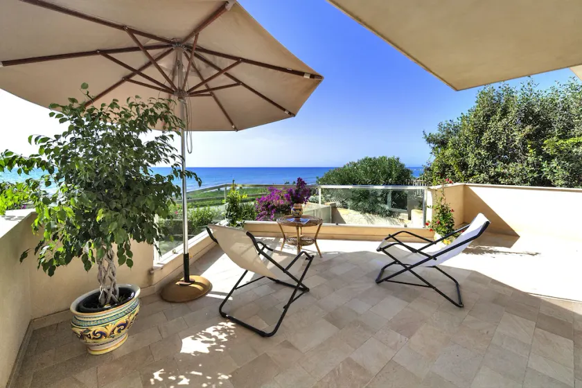 Privat villa 10 meter fra havet parkering wifi grill 4 badeværelser 4 soveværelser - Image 1