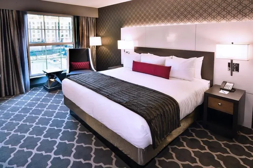 Connecting King Courtyard-Outdoor Pool -Restaurants -Gym -Airport Shuttle - Image 1