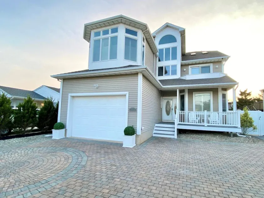 Gorgeous 5 bed, 4.5 bath just houses to the beach, sleeps 12! Amazing location! - Image 1