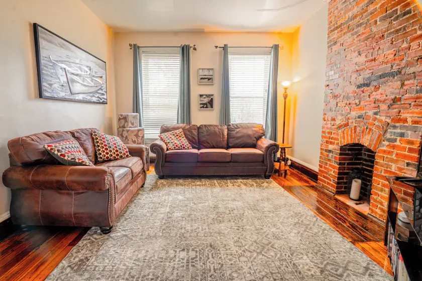 Spacious & Centrally Located Apt (Sleeps 8) - Image 1