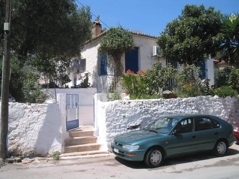 Redecorated old stone built house by the sea. - Image 1