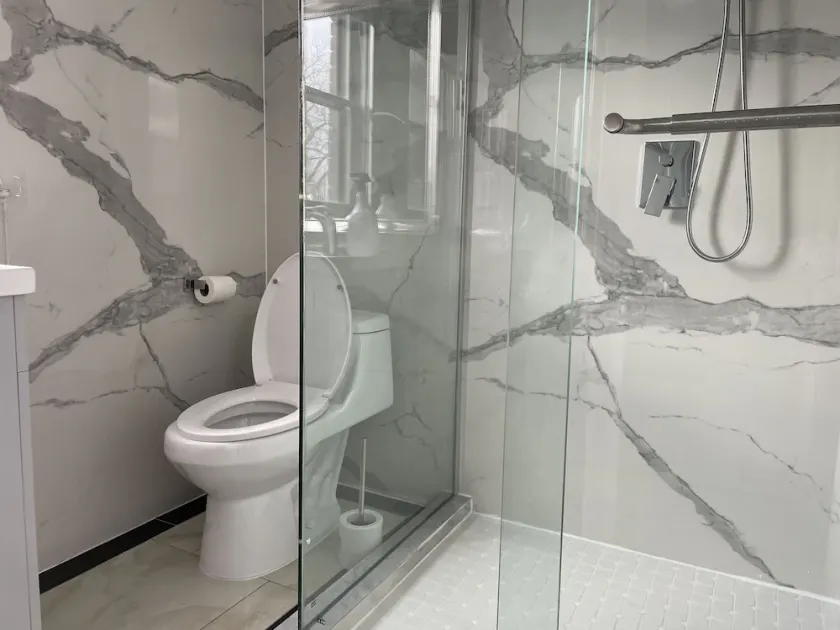 Bright & refreshing Port Credit apartment - 4 mins to the lake! - Image 1
