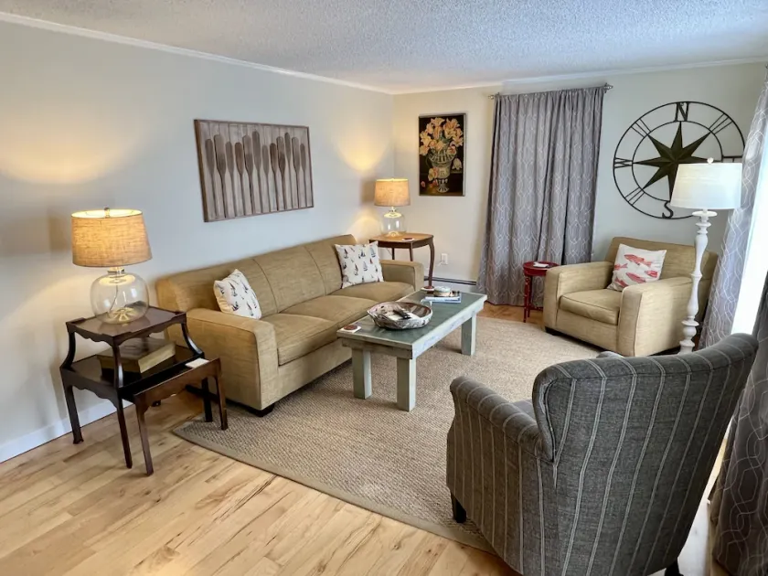 Cozy 3 bedroom house with large covered porch just steps from downtown BBH. - Image 1