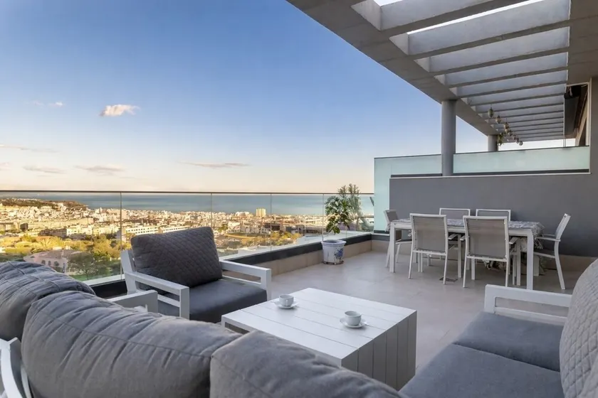 Modern 3 bedroom penthouse with mountain and sea views. - Image 1