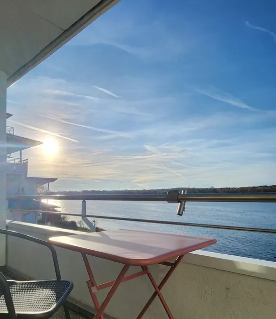 Small apartment with balcony and direct view of the lake on the 2nd floor - Image 1