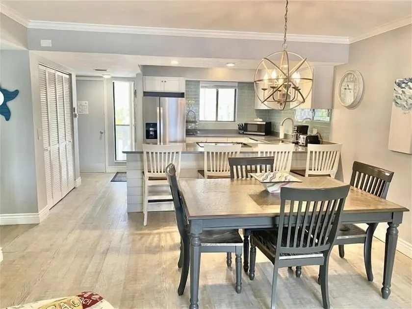 8 au 15 juin: 800 $ / semaine et 800 $. 00 / WK + TARIFS AOUT RÉSERVATIONS.  IL EST TEMPS DE RETARDER ET DE PROFITER DE VOTRE FAMILLE DANS CET APPAREIL BATIMENT 2BR / 2 BA RÉNOVÉ ET RÉVOLUTEMENT BAY # 262 SLEEPS 6 PET FRIENDLY (voir les exigences ci-de... - Image 1