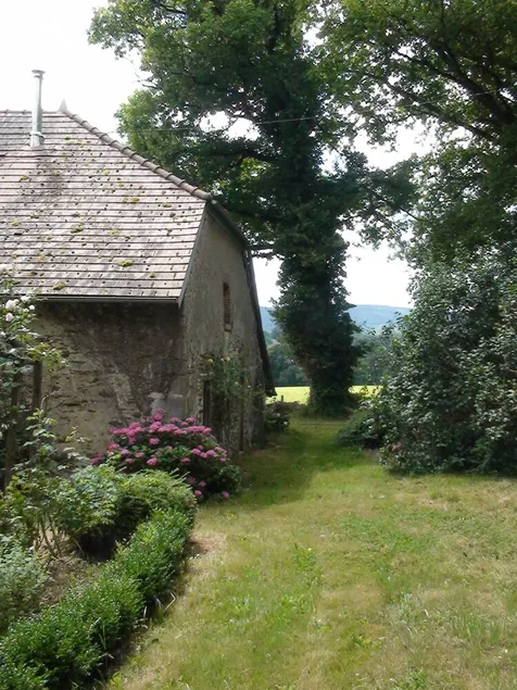 the small estate, haven of peace - Image 1