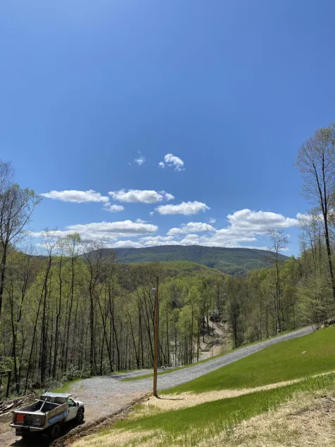 Beautiful, Modern Mountain Cabin with beautiful view. Close to ski resorts!! - Image 1