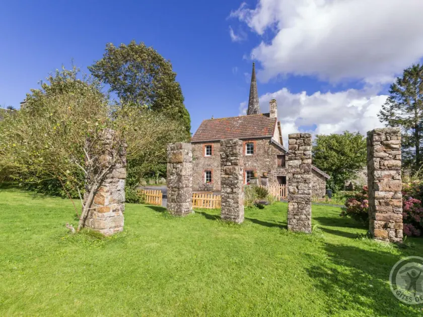 Family home with garden, pets allowed, near the coast - Image 1