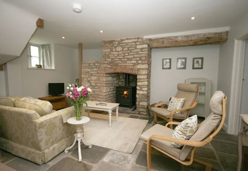 In peaceful rural location within walking distance of  lovely pub, near Bath. - Image 1