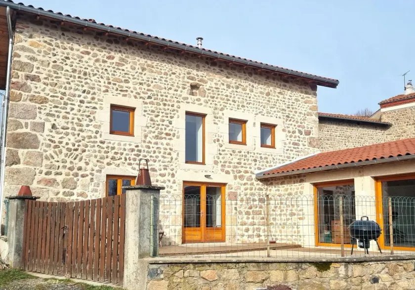 Ferme traditionnelle rénovée avec cour privative à Verrières-en-Forez - Image 1