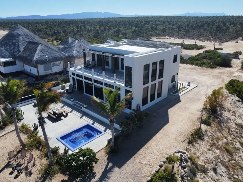 Private Beach house oasis.  Walk on waterfront. Kiting paradise at your door. - Image 1