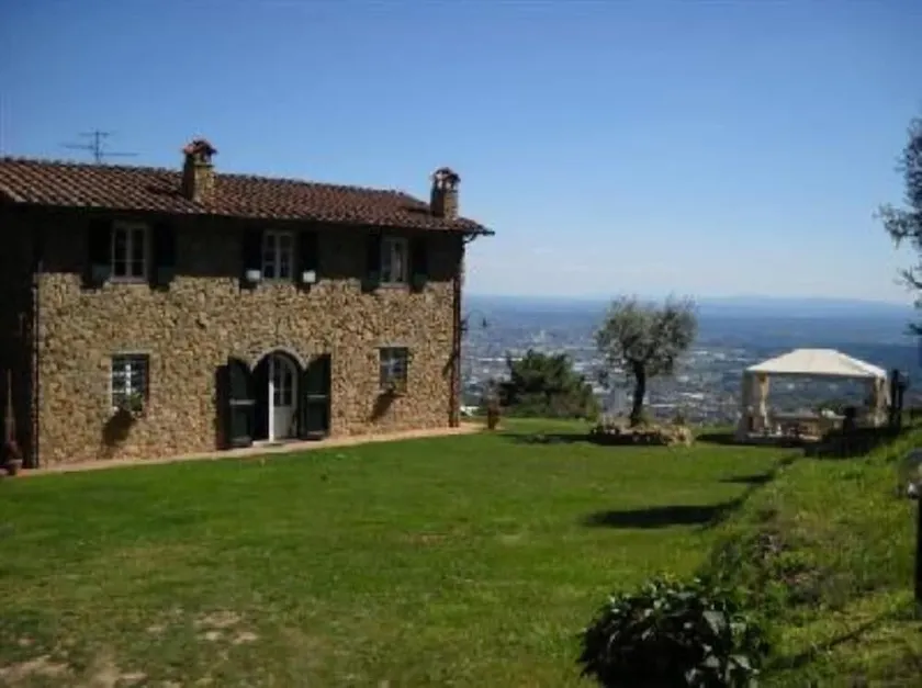 Elegant villa et par kilometer fra Lucca i et panoramisk område med stor have og privat swimmingpool - Image 1