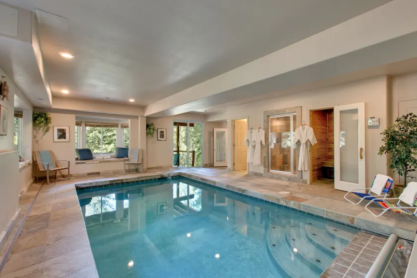 Six chambres à coucher + salon + salle de jeux + salle de spa avec piscine intérieure chauffée et plus! - Image 1