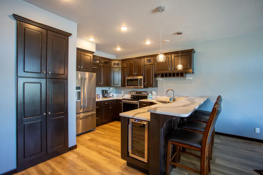 Lakeside luxury condo - Image 1
