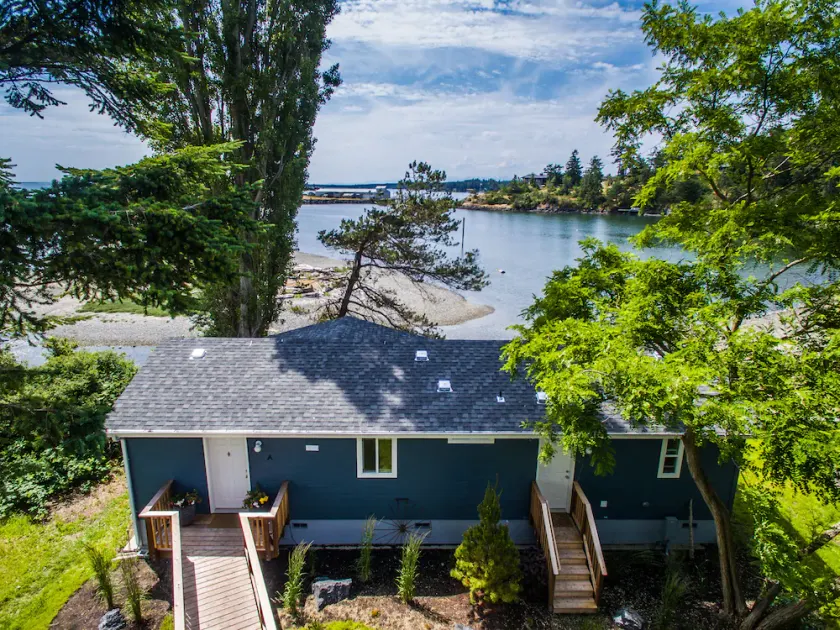 Unique Waterfront Beach House, flambant neuf, à 1,6 km du centre-ville de Friday Harbor - Image 1