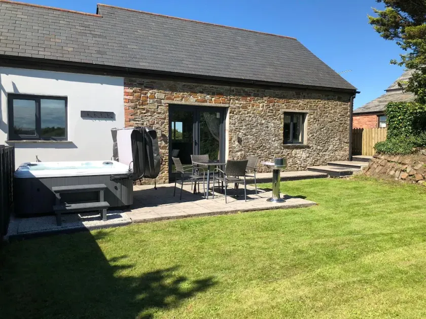 Ivy Barn Sleeps 4 with hot tub (2 Bedrooms) - Image 1