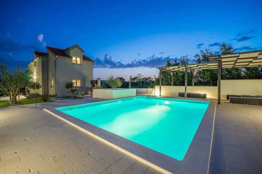 Holiday home with swimming pool - Image 1