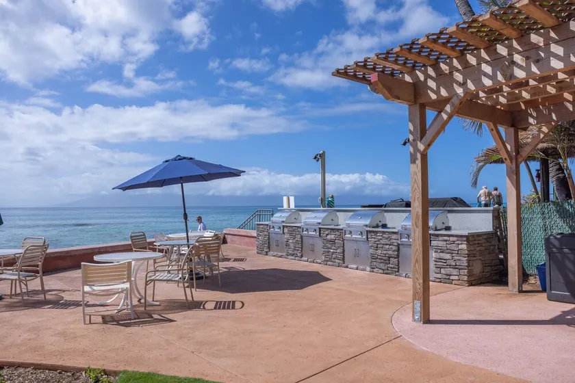 Stunning one bedroom with AC. Right on the ocean.Large lanai with view! - Image 1