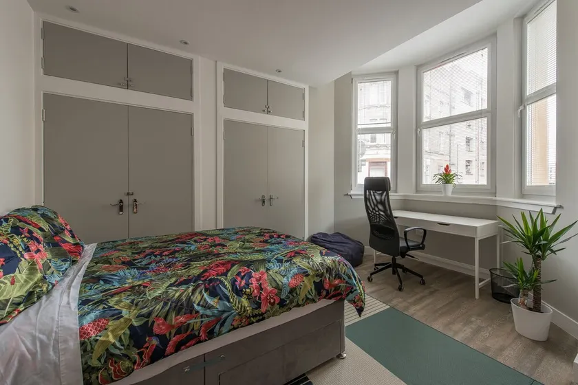 Haymarket Spacious 3 Bedroom Street Level - Image 1