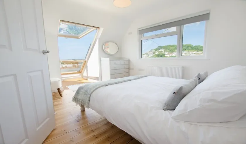 Rooftops Sleeps 8 Hot Tub Views Log Burner - Image 1