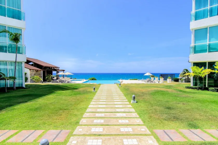 Luxury condo on private sandy beach - Image 1