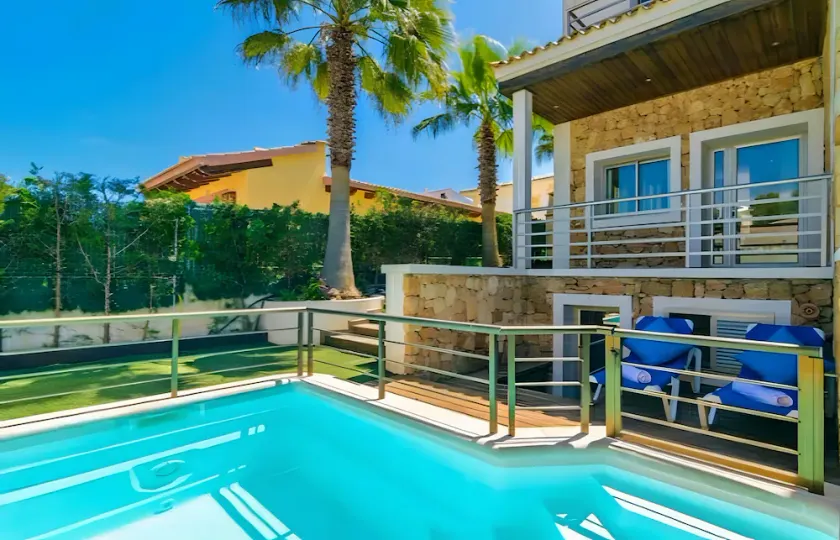 Spacious Holiday Home Bahamas 1 with Wi-Fi, Pool, Balcony, Terraces & Garden; Parking available - Image 1