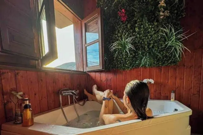 Congosta, romantic cottage with private jacuzzi in the mountains - Image 1