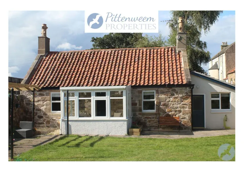 Carpenters Cottage- coastal stay with garden - Image 1