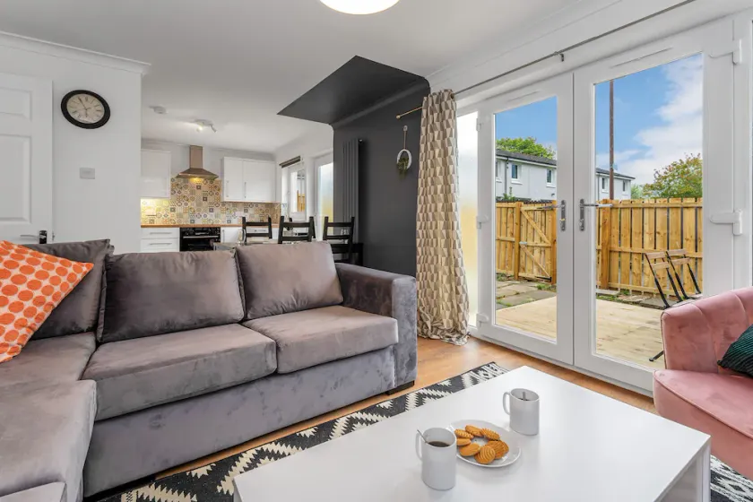 Cheerful Stays - Livingston - 4 Bedroom 3 Bath home - Image 1