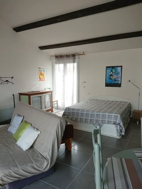 At the foot of the Ile d'Oléron, large studio with courtyard and bicycles. - Image 1