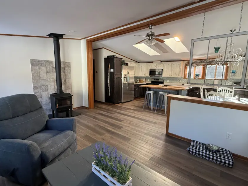 Guest favorite . pet friendly house,fast Wi-Fi,5min to Castle Rock Lake. Relax - Image 1