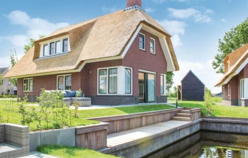 HFR 266 8 persons water villa - Image 1