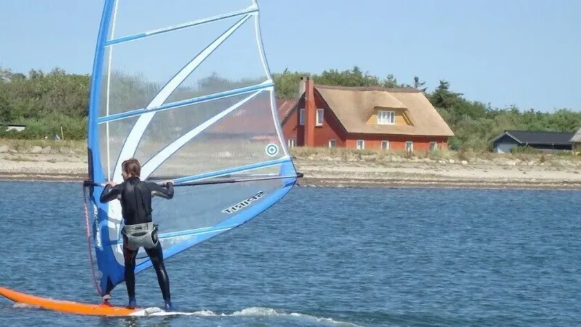 Wunderbares Haus nur 20 Meter vom Wasser mit riesengroßes Grundstück! Herrlich. - Image 1