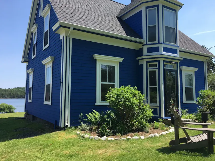 Modernized waterfront heritage homestead with entertainment barn - Image 1