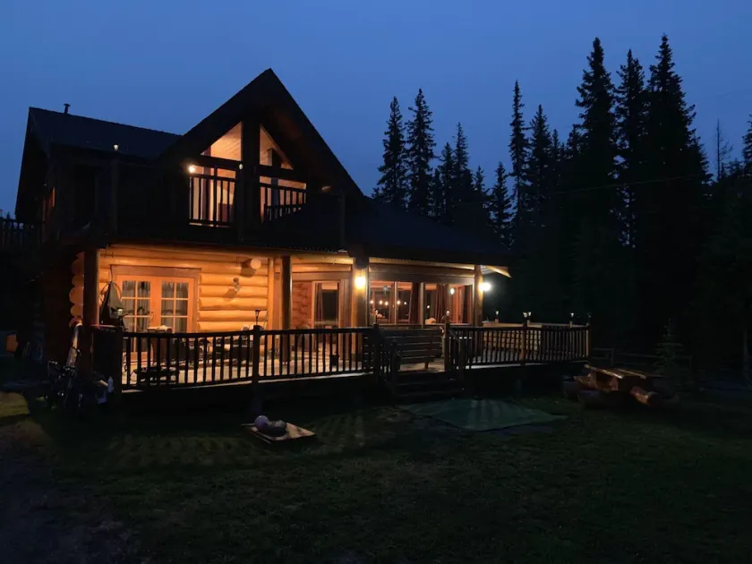 Maison en bois sur mesure entourée de lacs - Image 1
