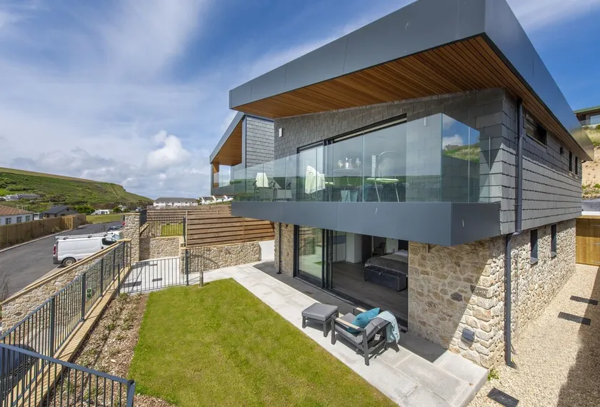 Stunning and stylish abode, close to the golden sands of Mawgan Porth beach - Image 1