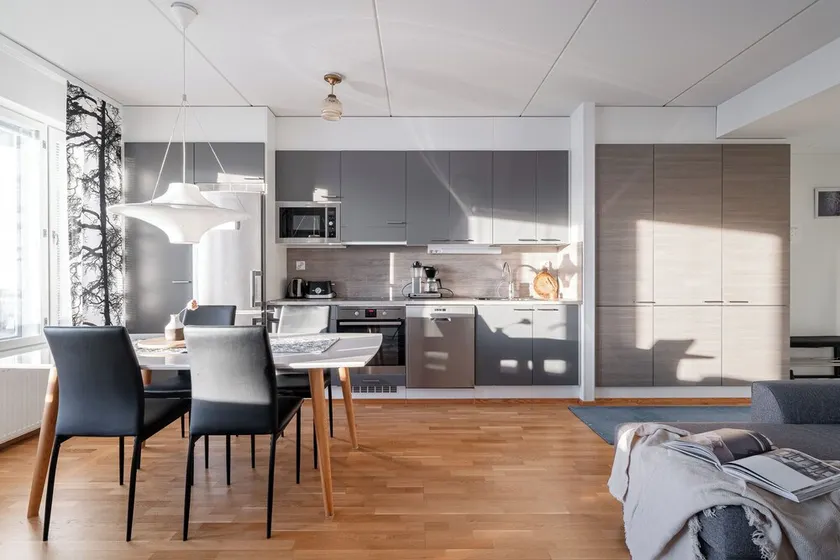 Bright 2BR Apartment with Lake Views - Image 1