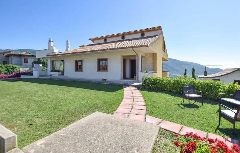 4 Bedroom Stunning Home In Roccadaspide - Image 1