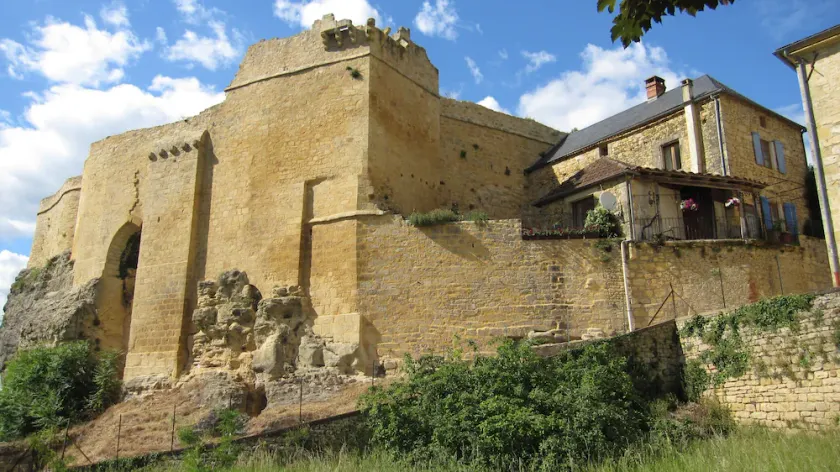 Historisk stenhus, der deler volden fra det 11. århundrede slot i Dordogne Val - Image 1