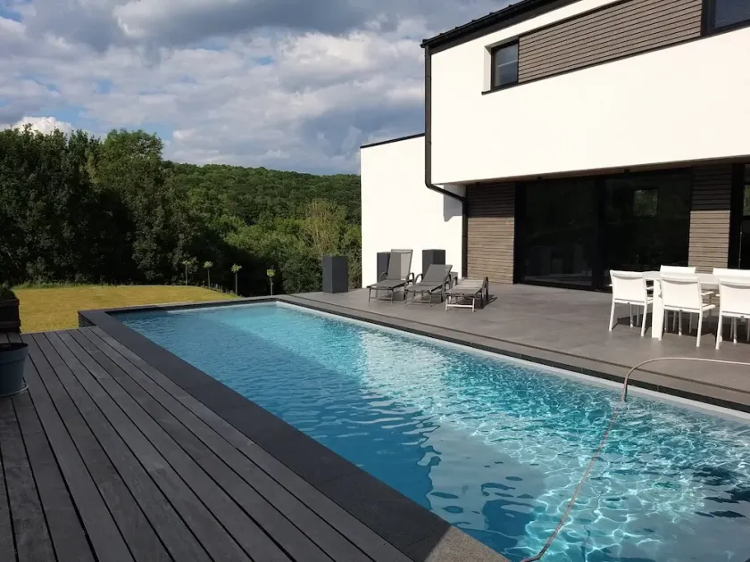 Contemporary house in peaceful, leafy neighborhood ideal for relaxing - Image 1
